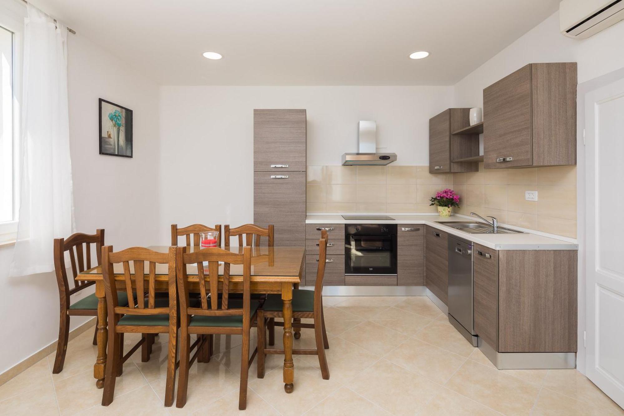 Sandy Beach Apartment Омиш Экстерьер фото