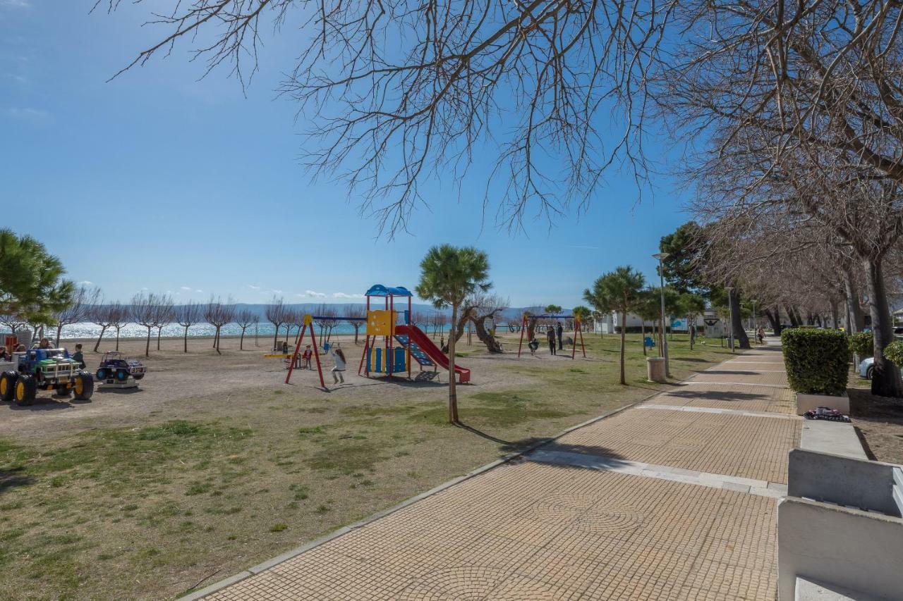 Sandy Beach Apartment Омиш Экстерьер фото